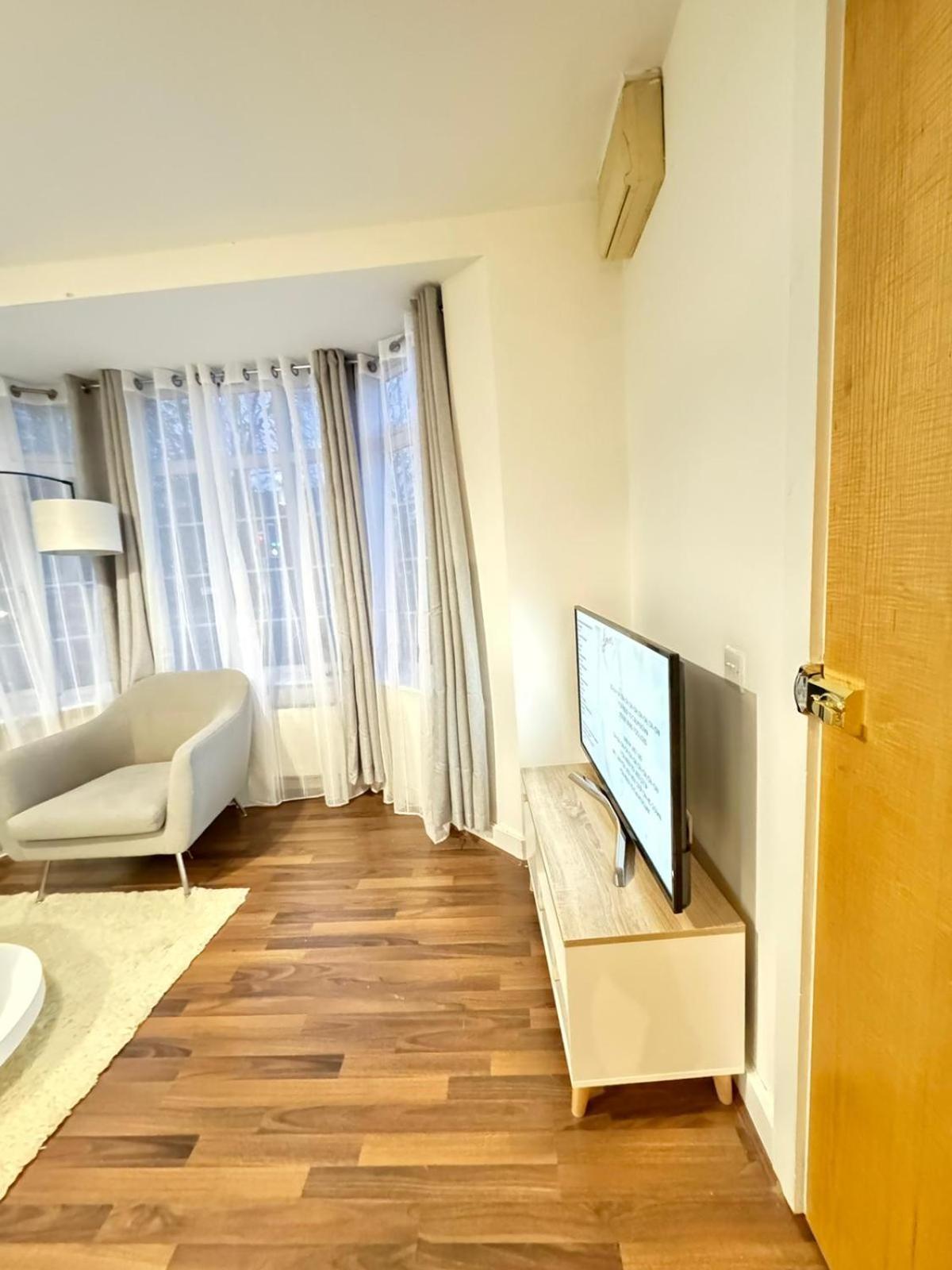Cozy With Free Parking Apartment